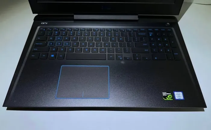 Ігровий ноутбук Dell G7 7588 / 15.6" (1920x1080) IPS / Intel Core i7-8750H (6 (12) ядер по 2.2 - 4.1 GHz) / 16 GB DDR4 / 256 GB SSD + 1000 GB HDD / nVidia GeForce GTX 1060, 6 GB GDDR5, 192-bit / WebCam / Windows 11 б/в - зображення 2