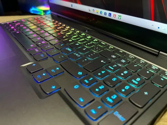 Ігровий ноутбук Lenovo Legion 7 / 15.6" (1920x1080) IPS / Intel Core i7-10750H (6 (12) ядер по 2.6 - 5.0 GHz) / 16 GB DDR4 / 1000 GB SSD / nVidia GeForce RTX 2070 Super, 8 GB GDDR6, 256-bit / WebCam б/в - зображення 3