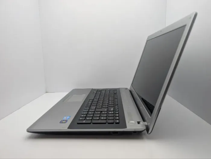 Ноутбук Samsung RV720 / 17.3" (1600x900) TN / Intel Core i5-2410M (2 (4) ядра по 2.3 - 2.9 GHz) / 6 GB DDR3 / 1000 GB HDD / Intel HD Graphics 3000 / WebCam б/в - зображення 5