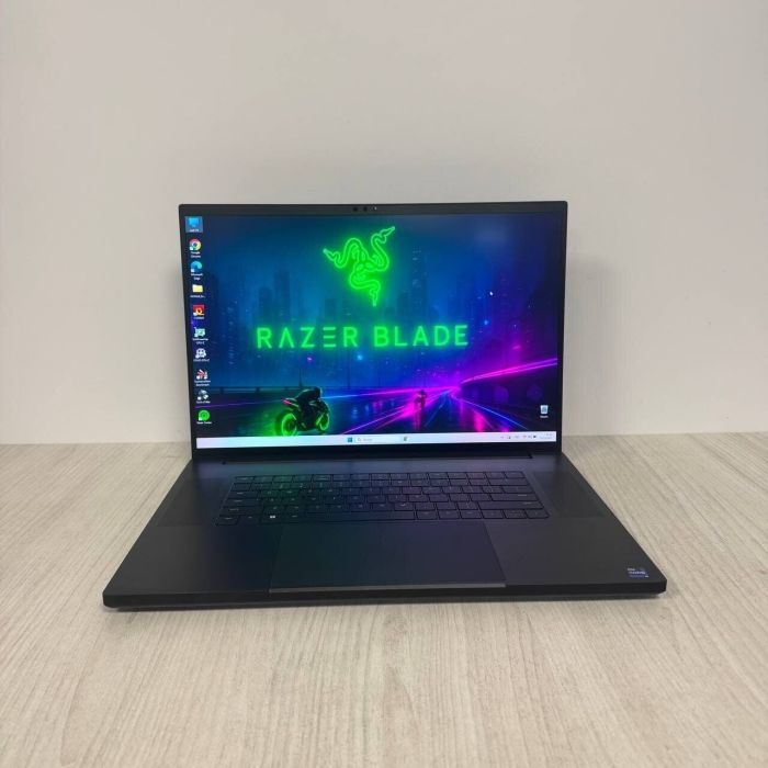 Ігровий ноутбук Б-класу Razer Blade 18 RZ09-0484 / 18" (2560x1600) IPS / Intel Core i9-13950HX (24 (32) ядра по 2,2 - 5,5 ГГц) / 32 ГБ DDR5 / 1000 ГБ SSD NVMe / nVidia GeForce RTX 4090, 16 ГБ GDDR6, 256-біт / Веб-камера б/в - зображення 2