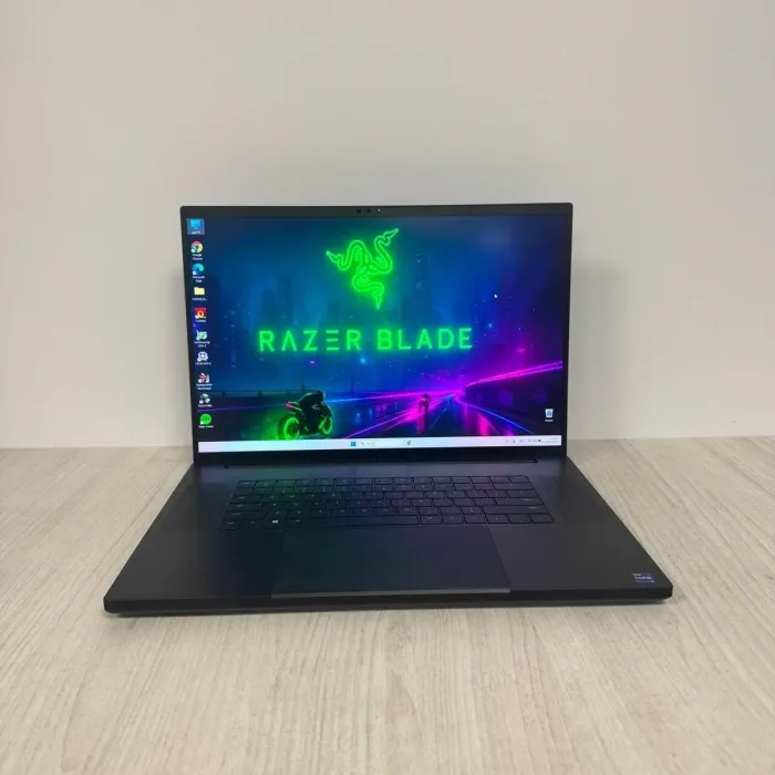Ігровий ноутбук Б-класу Razer Blade 18 RZ09-0484 / 18" (2560x1600) IPS / Intel Core i9-13950HX (24 (32) ядра по 2,2 - 5,5 ГГц) / 32 ГБ DDR5 / 1000 ГБ SSD NVMe / nVidia GeForce RTX 4090, 16 ГБ GDDR6, 256-біт / Веб-камера б/в - зображення 2