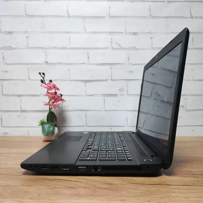 Ноутбук Toshiba Satellite C70-A-15G / 17.3" (1600x900) TN / Intel Core i3-3110M (2 (4) ядра по 2.4 GHz) / 8 GB DDR3 / 128 GB SSD / Intel HD Graphics 4000 / WebCam б/в - зображення 6