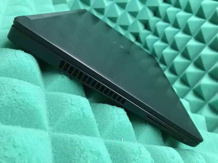 Ноутбук Б-клас Dell Latitude E5570 / 15.6" (1366x768) TN / Intel Core i5-6300U (2 (4) ядра по 2.4 - 3.0 GHz) / 8 GB DDR4 / 256 GB SSD / Intel HD Graphics 520 / WebCam / HDMI / Windows 10 ліцензія б/в - зображення 5