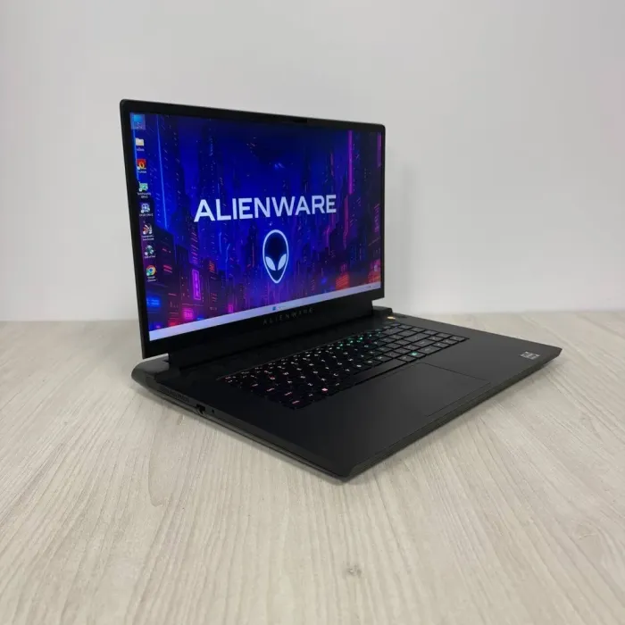 Ігровий ноутбук Б-класу Dell Alienware m17 R5 / 17,3" (1920x1080) IPS / AMD Ryzen 9 6900HX (8 (16) ядер по 3.3 - 4.9 GHz) / 16 GB DDR5 / 1000 GB SSD NVMe / nVidia GeForce RTX 3070 Ti, 8 GB GDDR6, 256-bit / WebCam б/в - зображення 4