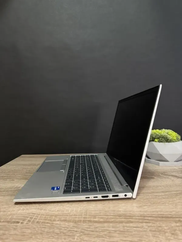 Ультрабук Б-клас HP EliteBook 850 G8 / 15.6" (1920x1080) IPS / Intel Core i5-1145G7 (4 (8) ядра по 2.6 - 4.4 GHz) / 16 GB DDR4 / 256 GB SSD M.2 / Intel Iris Xe Graphics / WebCam / Win 10 б/в - зображення 5