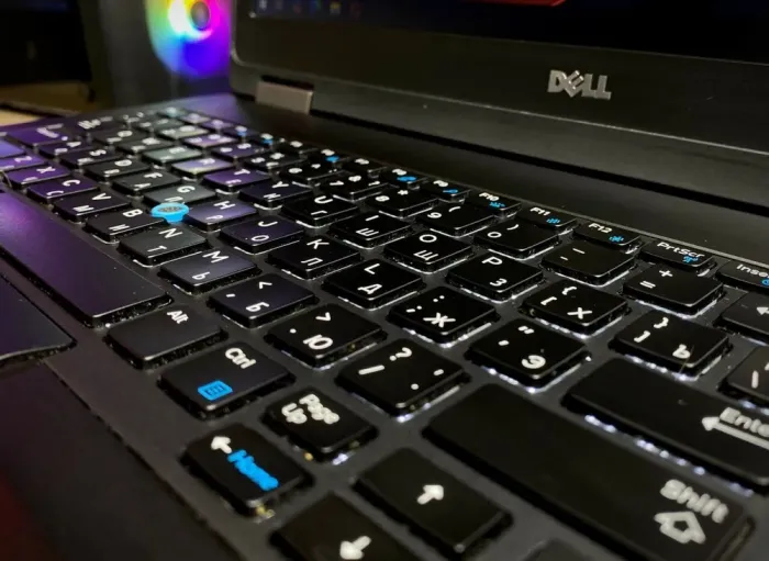 Мобільна робоча станція Dell Precision 3510 / 15.6" (1920x1080) TN / Intel Core i7-6820HQ (4 (8) ядра по 2.7 - 3.6 GHz) / 8 GB DDR4 / 256 GB SSD / AMD Radeon R9 M360, 2 GB GDDR5, 128-bit / WebCam б/в - зображення 3