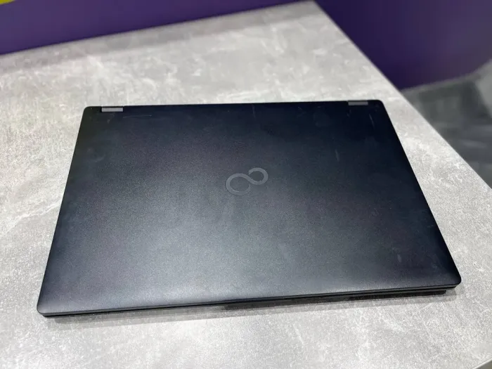 Ультрабук Fujitsu Lifebook E559 / 15.6" (1920x1080) IPS / Intel Core i5-8250U (4 (8) ядра по 1.6 - 3.4 GHz) / 16 GB DDR4 / 240 GB SSD / Intel UHD Graphics 620 / WebCam б/в - зображення 5