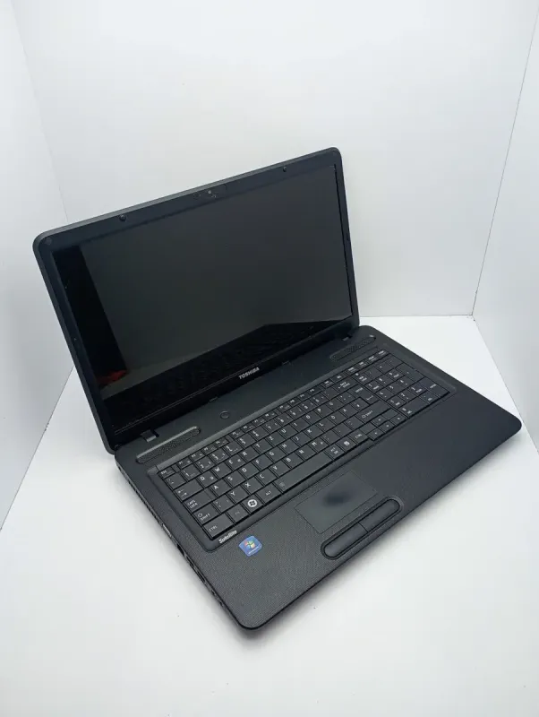 Ноутбук Toshiba Satellite C670 / 17.3" (1600x900) TN / AMD E-450 (2 ядра по 1.6 GHz) / 6 GB DDR3 / 120 GB SSD / AMD Radeon HD 6320 Graphics / WebCam б/в - зображення 3