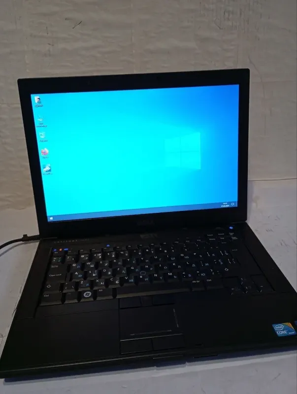 Ноутбук Б-клас Dell Latitude E6410 / 14" (1440x900) TN / Intel Core i5-520M (2 (4) ядра по 2.4 - 2.93 GHz) / 6 GB DDR3 / 320 GB HDD / Intel HD Graphics / WebCam / DVD-RW / АКБ не тримає б/в - зображення 2