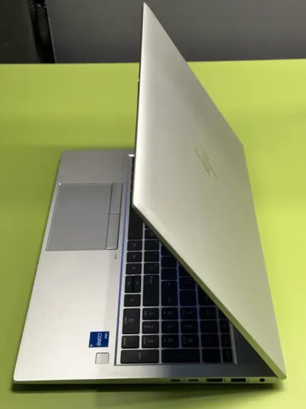 Ультрабук HP EliteBook 850 G8 / 15.6" (1920x1080) IPS / Intel Core i5-1135G7 (4 (8) ядра по 4.2 GHz) / 16 GB DDR4 / 256 GB SSD / Intel Iris Xe Graphics / WebCam б/в - зображення 4