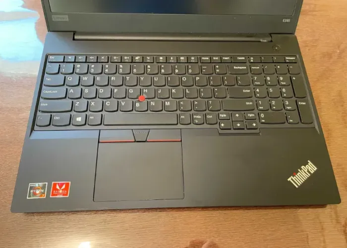 Ультрабук Lenovo Thinkpad E585 / 15.6" (1920x1080) IPS / AMD Ryzen 7 2700U (4 (8) ядра по 2.2 - 3.8 GHz) / 8 GB DDR4 / 256 GB SSD / AMD Radeon RX Vega 10 / WebCam б/в - зображення 3