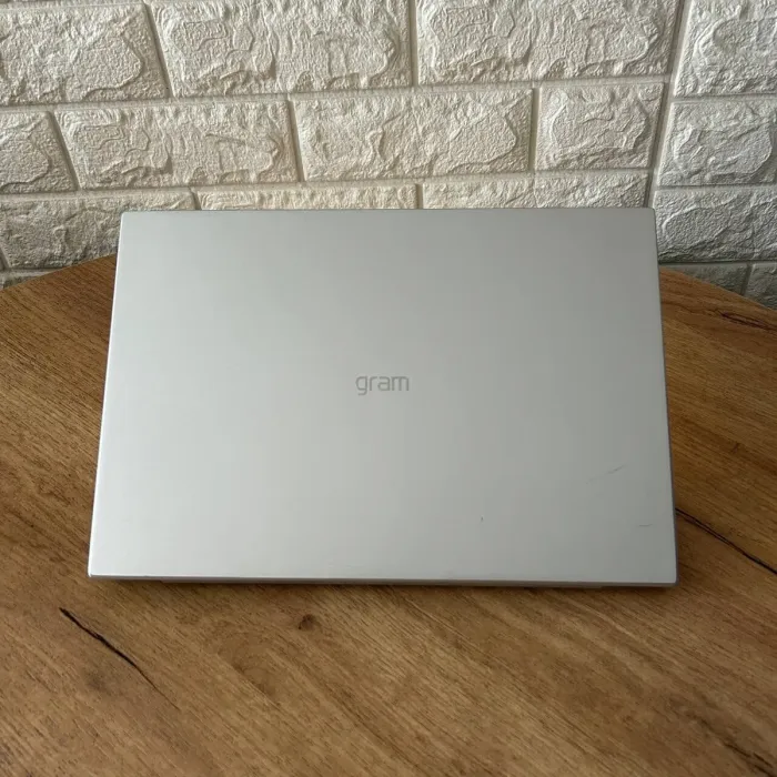 Ультрабук Б-клас LG Gram 14Z90P / 14" (1920x1080) IPS / Intel Core i5-1135G7 (4 (8) ядра по 2.4 - 4.2 GHz) / 8 GB DDR4 / 256 GB SSD / Intel Iris Xe Graphics / WebCam б/в - зображення 3