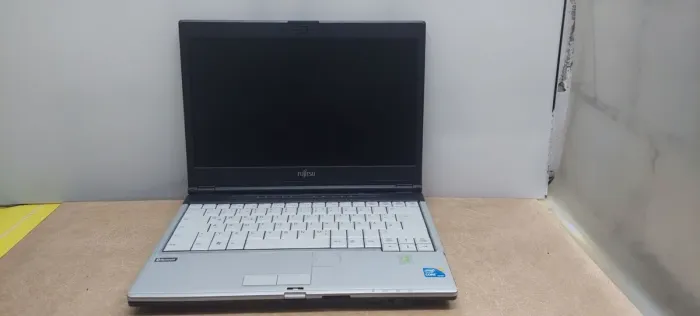 Ноутбук Fujitsu LifeBook S760 / 13" (1366x768) TN / Intel Core i5-520M (2 (4) ядра по 2.4 - 2.93 GHz) / 4 GB DDR3 / 120 GB SSD / Intel HD Graphics б/в - зображення 2
