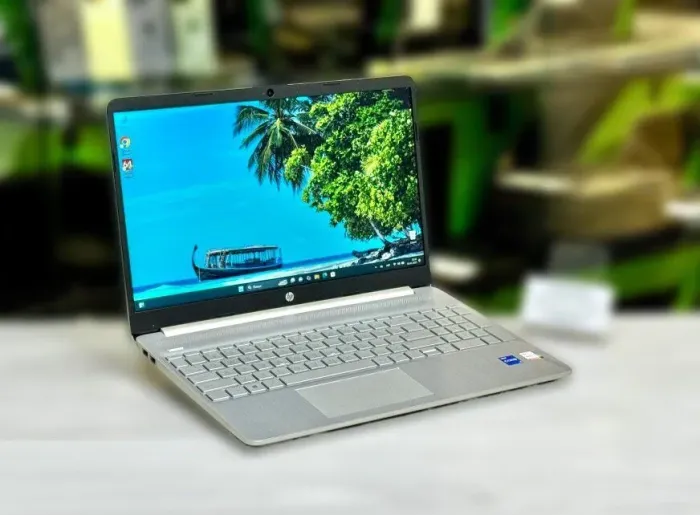 Ультрабук Б-клас HP Laptop 15s-fq2621n / 15.6" (1920x1080) TN / Intel Core i5-1135G7 (4 (8) ядра по 2.4 - 4.2 GHz) / 8 GB DDR4 / 512 GB SSD M.2 / Intel Iris Xe Graphics / WebCam / Win 11 Home б/в - зображення 3