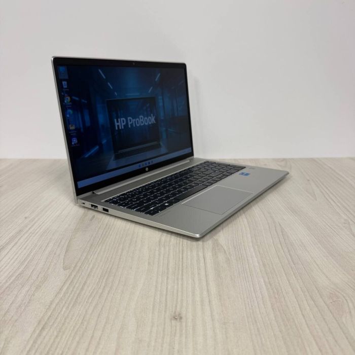 Ультрабук Б-клас HP ProBook 450 G8 / 15.6" (1920x1080) IPS / Intel Core i5-1135G7 (4 (8) ядра по 2.4 - 4.2 GHz) / 8 GB DDR4 / 256 GB SSD NVMe / Intel Iris Xe Graphics / WebCam б/в - зображення 4