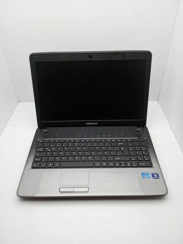 Ноутбук Medion Akoya P6634 / 15.6" (1366x768) TN / Intel Core i3-2350M (2 (4) ядра по 2.3 GHz) / 6 GB DDR3 / 500 GB HDD / Intel HD Graphics 3000 / WebCam / АКБ не тримає б/в - зображення 2