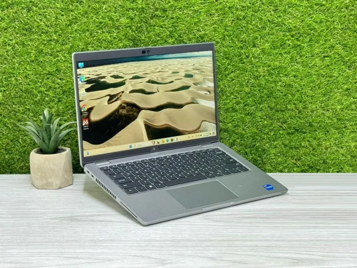 Ультрабук Dell Latitude 5430 / 14" (1920x1080) IPS Touch / Intel Core i5-1235U (10 (12) ядер по 1.3 - 4.4 GHz) / 16 GB DDR4 / 512 GB SSD M.2 / Intel Iris Xe Graphics / WebCam / Win 11 Pro б/в - зображення 3