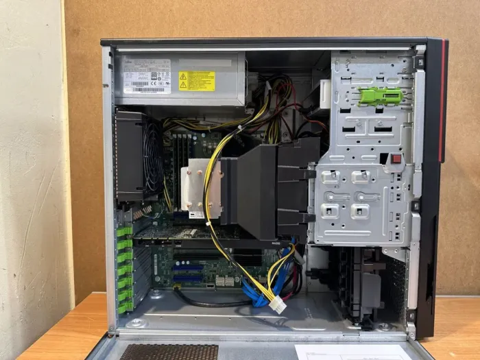 Робоча станція Fujitsu Celsius M740 Tower / Intel Xeon E5-1650 v4 (6 (12) ядер по 3,6 - 4,0 ГГц) / 64 ГБ DDR4 / без HDD / nVidia Quadro M4000, 8 ГБ GDDR5, 256-біт / 1000 Вт / DVD-RW / DisplayPort б/в - зображення 8
