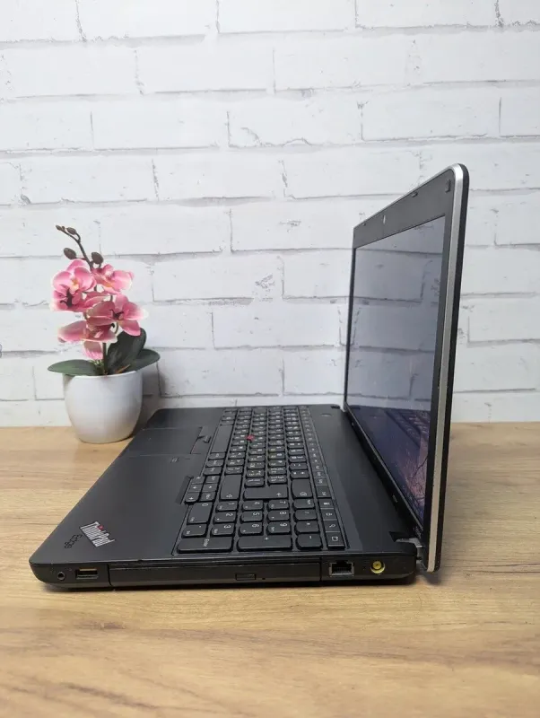 Ноутбук Б-клас Lenovo ThinkPad E535 / 15.6" (1366x768) TN / AMD A8-4500M (4 ядра по 1.9 - 2.8 GHz) / 8 GB DDR3 / 240 GB SSD / AMD Radeon HD 7640G Graphics / WebCam б/в - зображення 5