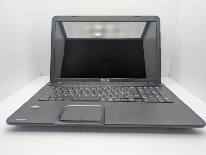 Ноутбук Toshiba Satellite C870D / 17.3" (1600x900) TN / AMD E1-1200 (2 ядра по 1.4 GHz) / 6 GB DDR3 / 120 GB SSD / AMD Radeon HD 7310 Graphics / WebCam / DVD-ROM б/в - зображення 3