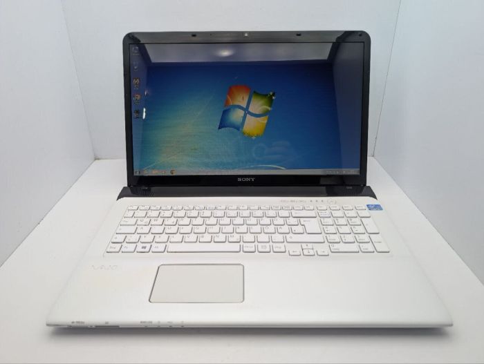 Ноутбук Sony SVE-171G12M / 17.3" (1600x900) TN / Intel Core i3-3120M (2 (4) ядра по 2.5 GHz) / 8 GB DDR3 / 1000 GB HDD / Intel HD Graphics 4000 / WebCam / DVD-ROM б/в - зображення 2
