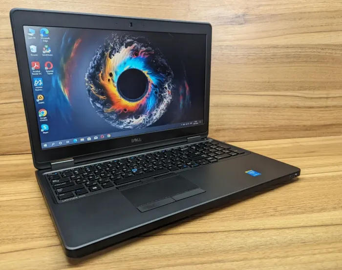 Ноутбук Dell Latitude E5550 / 15.6" (1366x768) TN / Intel Core i5-5200U (2 (4) ядра по 2.2 - 2.7 GHz) / 8 GB DDR3 / 240 GB SSD / Intel HD Graphics 5500 / WebCam / Windows 10 б/в - зображення 4