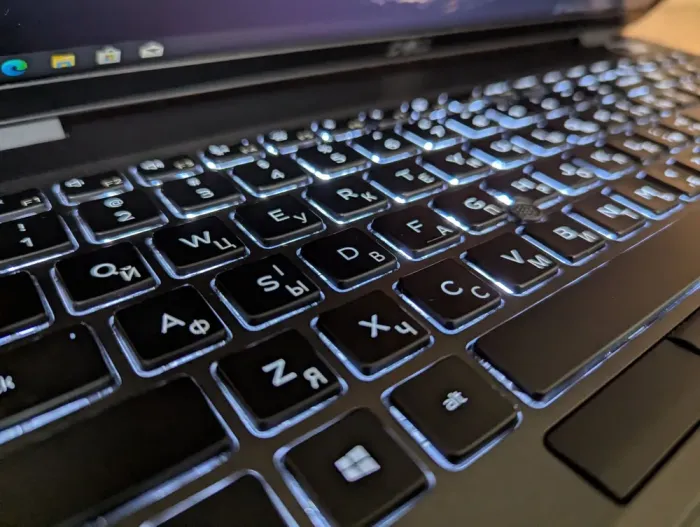 Ноутбук робоча станція Dell Precision 3541 / 15.6" (1920x1080) IPS / Intel Core i7-9850H (6 (12) ядер по 2.6 - 4.6 GHz) / 32 GB DDR4 / 1000 GB SSD / nVidia Quadro P620, 4 GB GDDR5 128-bit / WebCam / TouchID / Windows 10 б/в - зображення 6