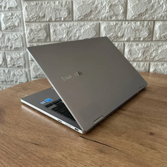 Ультрабук-трансформер Samsung NP930MBE-K05US / 13.3" (1920x1080) IPS Touch / Intel Core i7-8565U (4 (8) ядра по 1.8 - 4.6 GHz) / 16 GB DDR4 / 256 GB SSD / Intel UHD Graphics / WebCam б/в - зображення 6