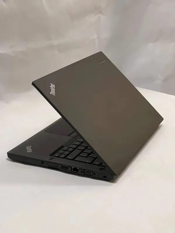 Ноутбук Lenovo ThinkPad T450 / 14" (1600x900) TN / Intel Core i5-5300U (2 (4) ядра по 2.3 - 2.9 GHz) / 8 GB DDR3 / 256 GB SSD / Intel HD Graphics 5500 / WebCam / VGA б/в - зображення 7