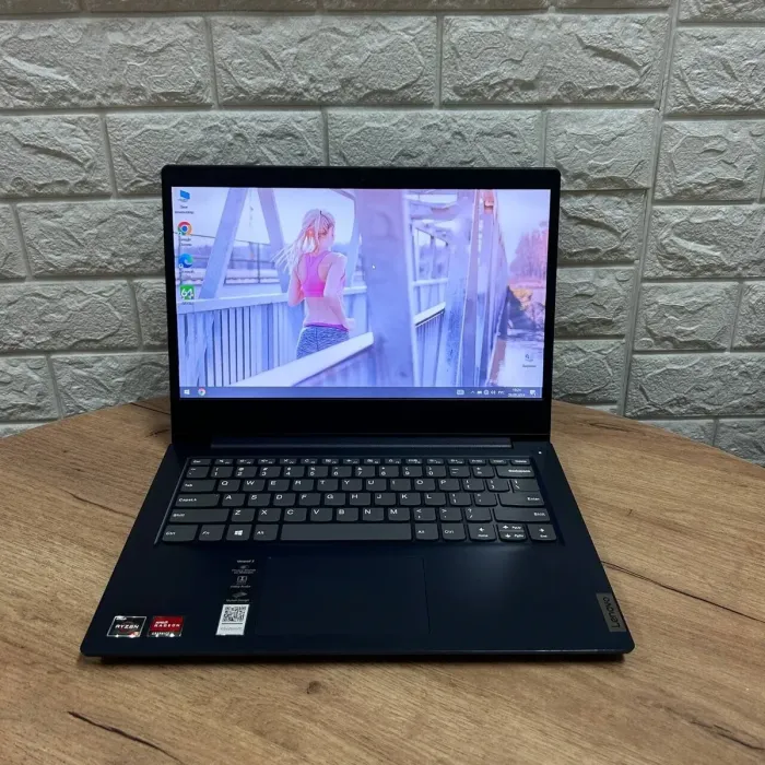Ультрабук Lenovo IdeaPad 3 14ADA05 / 14" (1920x1080) TN / AMD Ryzen 5 3500U (4 (8) ядра по 2.1 - 3.7 GHz) / 8 GB DDR4 / 128 GB SSD / Intel UHD Graphics / WebCam б/в - зображення 2
