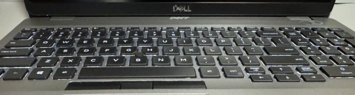 Мобільна робоча станція Dell Precision 3550 / 15,6" (1366x768) TN / Intel Core i7-10610U (4 (8) ядра по 1,8 - 4,9 ГГц) / 16 ГБ DDR4 / 256 ГБ SSD / nVidia Quadro P520, 2 ГБ GDDR5, 64-біт / WebCam б/в - зображення 6