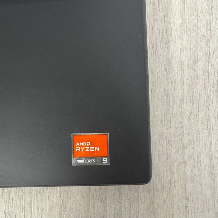 Ігровий ноутбук Б-класу Dell Alienware m18 R1 / 18" (1920x1200) IPS / AMD Ryzen 9 7845HX (12 (24) ядер по 3,0 - 5,2 ГГц) / 16 ГБ DDR5 / 512 ГБ SSD NVMe / nVidia GeForce RTX 4070, 8 ГБ GDDR6, 128-біт / Веб-камера б/в - зображення 8