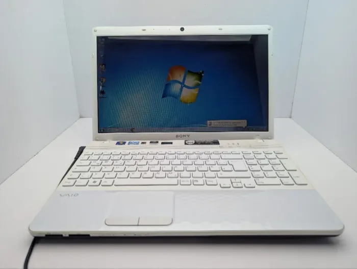 Ноутбук Sony VPC-EH / 15.6" (1366x768) TN / Intel Core i3-2350M (2 (4) ядра по 2.3 GHz) / 6 GB DDR3 / 640 GB HDD / nVidia GeForce 410M, 1 GB GDDR3, 64-bit / WebCam б/в - зображення 2