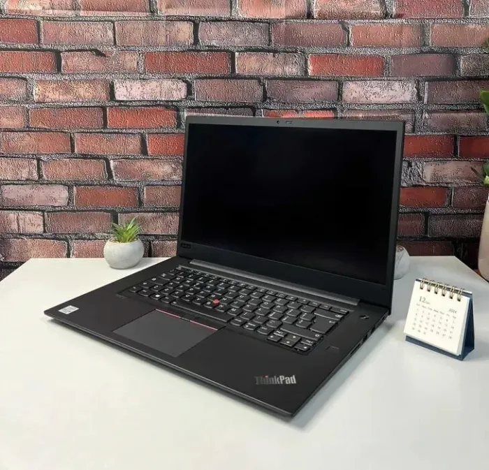 Мобільна робоча станція Lenovo ThinkPad P1 Gen 3 / 15.6" (1920x1080) IPS / Intel Core i7-10850H (6 (12) ядер по 2.7 - 5.1 GHz) / 16 GB DDR4 / 512 GB SSD M.2 / nVidia Quadro T2000, 4 GB GDDR5, 128-bit / WebCam / Win 10 Pro б/в - зображення 2