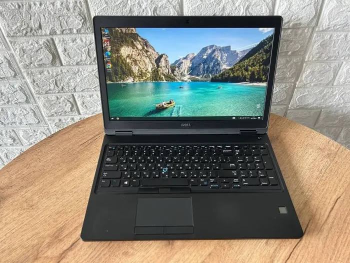 Ультрабук Dell Latitude E5590 / 15.6" (1366x768) TN / Intel Core i5-7300U (2 (4) ядра по 2.6 - 3.5 GHz) / 8 GB DDR4 / 250 GB SSD / Intel HD Graphics 620 / WebCam / HDMI б/в - зображення 2