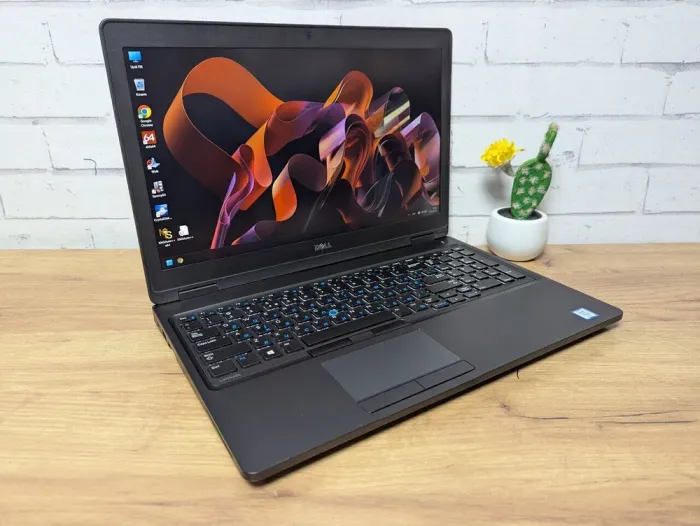 Ноутбук Б-клас Dell Latitude 5580 / 15.6" (1920x1080) TN / Intel Core i5-6300U (2 (4) ядра по 2.4 - 3.0 GHz) / 8 GB DDR4 / 128 GB SSD / Intel HD Graphics 520 / WebCam б/в - зображення 4