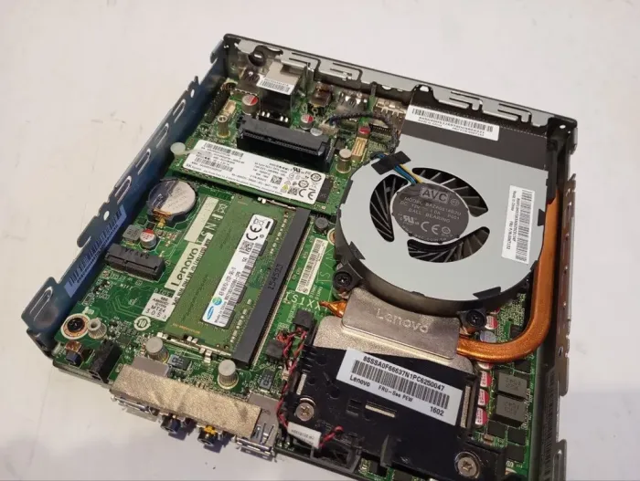 Неттоп Lenovo ThinkCentre M700 Tiny USFF / Intel Core i3-6100T (2(4) ядра по 3.2 GHz) / 4 GB DDR4 / 128 GB SSD M.2 / Intel HD Graphics 530 / Блок живлення б/в - зображення 6