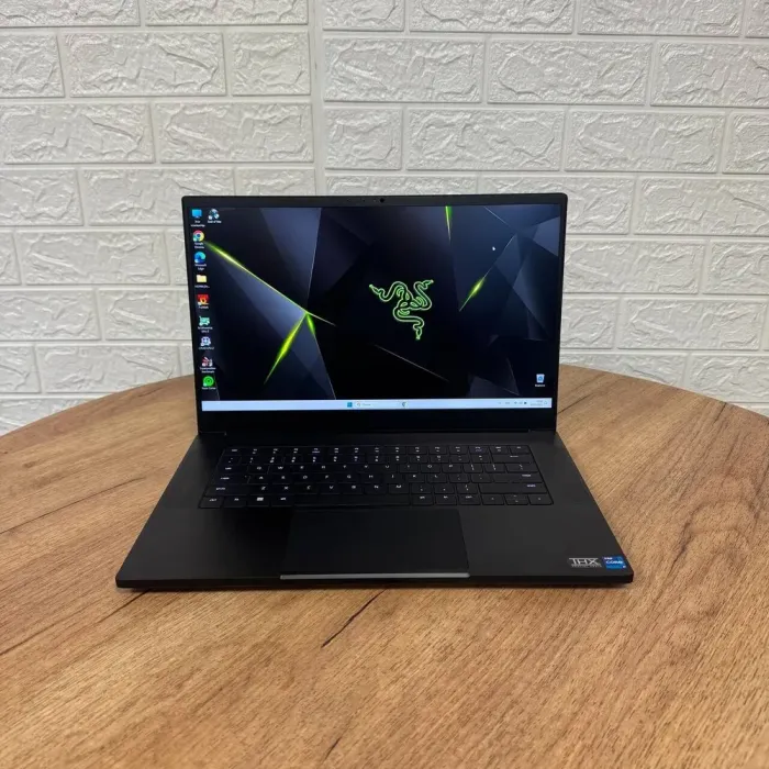 Ігровий ноутбук Б-клас Razer Blade 15 RZ09-0421 / 15.6" (2560x1440) IPS / Intel Core i7-12800H (14 (20) ядер по 2.4 - 4.8 GHz) / 16 GB DDR5 / 1000 GB SSD / nVidia GeForce RTX 3060, 6 GB GDDR6, 192-bit / WebCam б/в - зображення 2