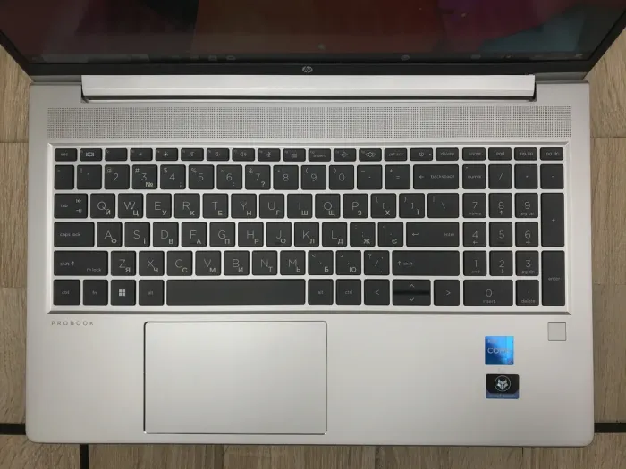 Ультрабук Б-клас HP ProBook 450 G9 / 15.6" (1920x1080) IPS / Intel Core i5-1235U (10 (12) ядер по 3.3 - 4.4 GHz) / 16 GB DDR4 / 256 GB SSD M.2 / Intel Intel Iris Xe Graphics / WebCam б/в - зображення 4
