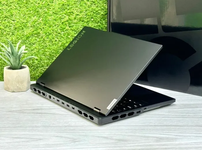 Ігровий ноутбук Lenovo Legion Pro 7 16IRX9H / 16.1" (2560x1600) IPS / Intel Core i9-14900HX (24 (32) ядра по 1.6 - 5.8 GHz) / 16 GB DDR5 / 1000 GB SSD M.2 / nVidia GeForce RTX 4080, 12 GB GDDR6X, 192-bit / WebCam / Win 11 Pro б/в - зображення 5