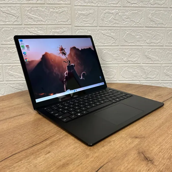 Ультрабук Microsoft Surface Laptop 5 / 13.5" (2256x1504) IPS / Intel Core i5-1245U (10 (12) ядер по 3.3 - 4.4 GHz) / 16 GB DDR4 / 512 GB SSD / Intel Iris Xe Graphics / WebCam б/в - зображення 4