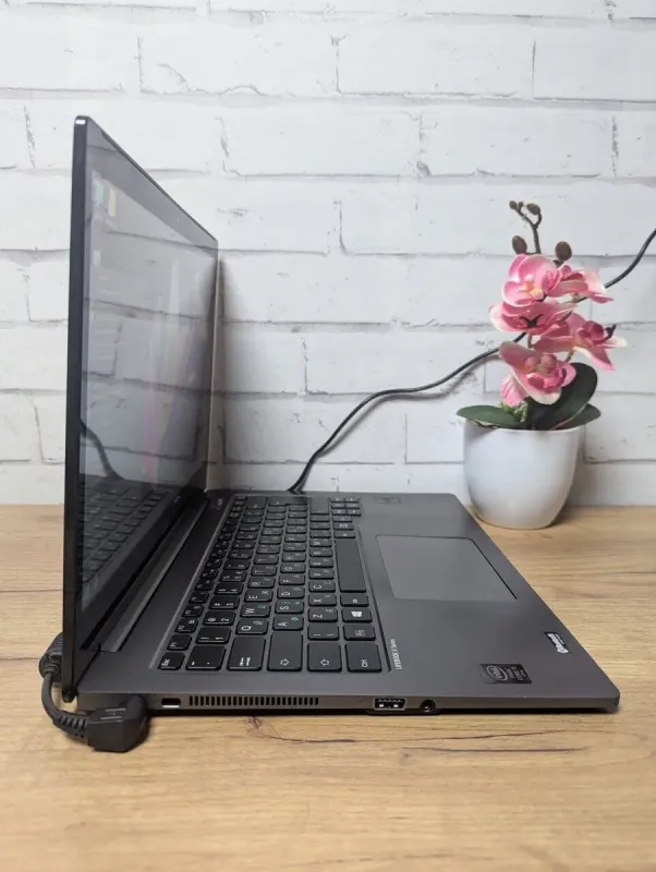 Ультрабук Fujitsu LifeBook U904 / 14" (3200x1800) IPS Touch / Intel Core i5-4300U (2 (4) ядра по 1.9 - 2.9 GHz) / 6 GB DDR3 / 128 GB SSD / Intel HD Graphics 4400 / WebCam / Без АКБ б/в - зображення 3