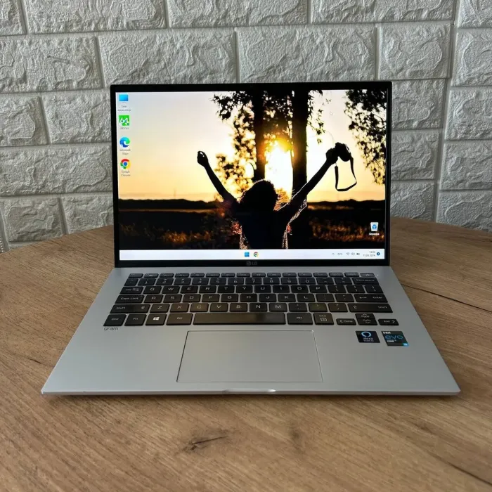 Ультрабук Б-клас LG Gram 14Z90P / 14" (1920x1080) IPS / Intel Core i5-1135G7 (4 (8) ядра по 2.4 - 4.2 GHz) / 8 GB DDR4 / 256 GB SSD / Intel Iris Xe Graphics / WebCam б/в - зображення 2