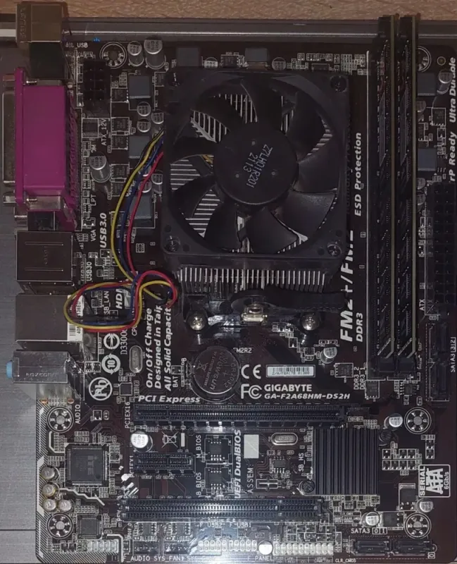 Комплект: Материнська плата Gigabyte GA-F2A68HM-DS2H / FM2+ / AMD A8-7600 (4 ядра по 3.1 - 3.8 GHz) / 16 GB DDR3 / AMD Radeon R7 Graphics + Кулер б/в - зображення 2