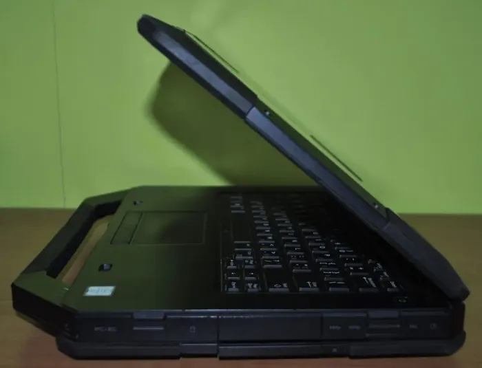 Захищений ноутбук Б-клас Dell Latitude 5414 Rugged / 14" (1366x768) TN / Intel Core i5-6300U (2 (4) ядра по 2.4 - 3.0 GHz) / 8 GB DDR4 / 256 GB SSD / Intel HD Graphics 520 / WebCam / Wi-Fi / Bluetooth / Windows 11 Pro б/в - зображення 7