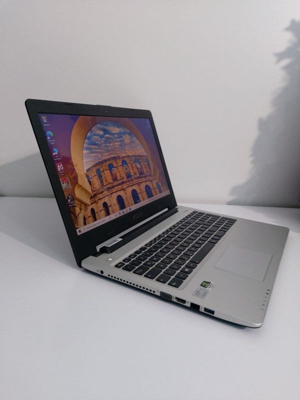 Ноутбук Б-клас Asus K56CM / 15.6" (1366x768) TN / Intel Core i5-3317U (2 (4) ядра по 1.7 - 2.6 GHz) / 12 GB DDR3 / 240 GB SSD / nVidia GeForce GT 635M, 2 GB GDDR3, 128-bit / WebCam / DVD-ROM б/в - изображение 4