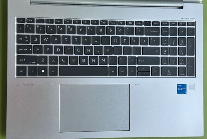 Ультрабук HP EliteBook 860 G10 / 16" (1920x1200) IPS / Intel Core i5-1345U (10 (12) ядер по 3.5 - 4.7 GHz) / 16 GB DDR5 / 512 GB SSD / Intel Iris Xe Graphics / WebCam / Fingerprint б/в - зображення 3