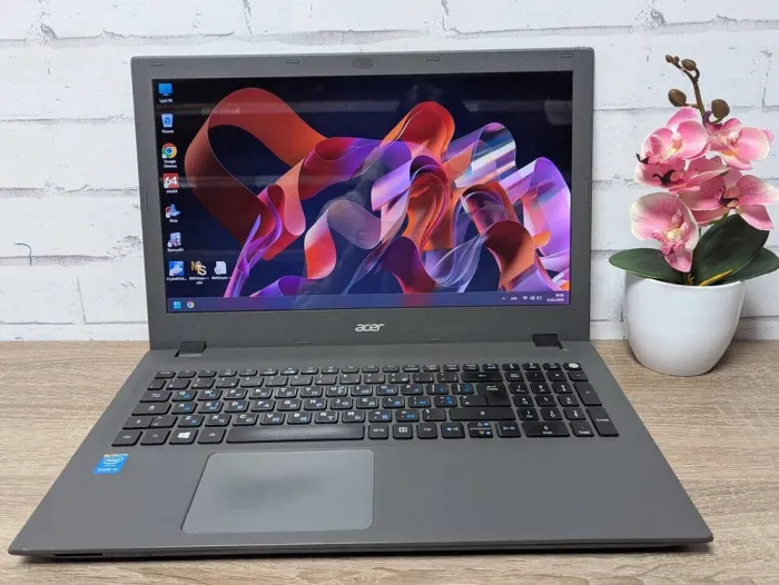 Ноутбук Б-клас Acer Aspire E5-573 / 15.6" (1366x768) TN / Intel Core i3-4005U (2 (4) ядра по 1.7 GHz) / 8 GB DDR3 / 128 GB SSD / Intel HD Graphics 4400 / WebCam б/в - зображення 2