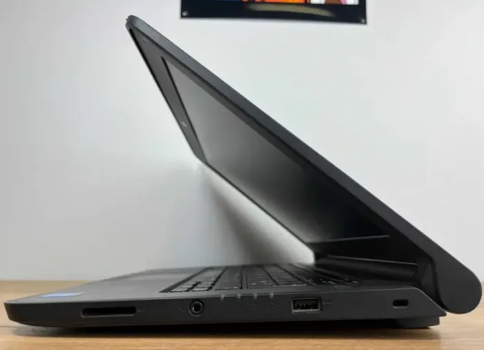 Ультрабук Dell Latitude 3350 / 13.3" TN / Intel Core i3-5005U (2(4) ядра по 2 GHz) / 8GB DDR3 / 128GB SSD / HD Graphics 5500 / WebCam / Win 10 PRO Lic б/в - зображення 7