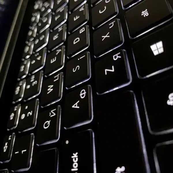 Ноутбук Б-клас Dell Vostro 5502 / 15.6" (1920x1080) IPS / Intel Core i7-1165G7 (4 (8) ядра по 2.8 - 4.7 GHz) / 16 GB DDR4 / 512 GB SSD / nVidia GeForce MX330, 2 GB GDDR5, 64-bit / WebCam / TouchID б/в - зображення 6